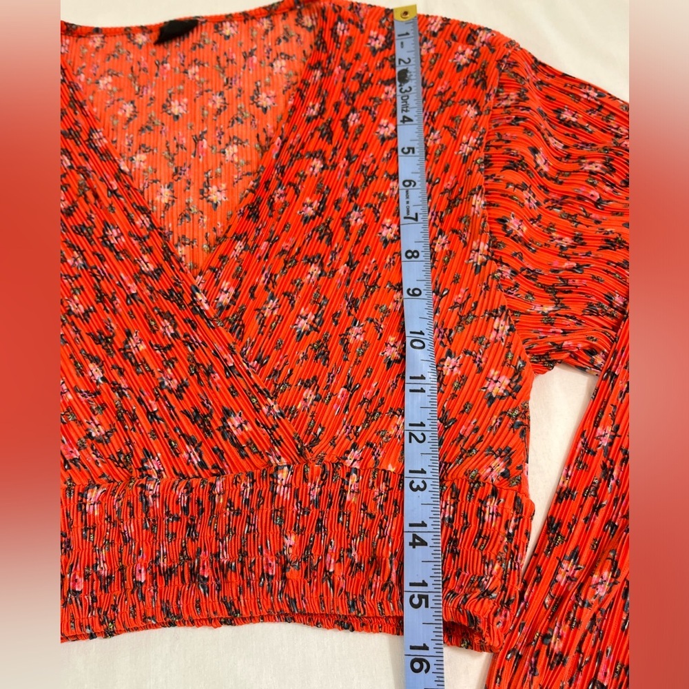 Urban Outfitters Floral Plisse Wrap Crop Top Small - Picture 5 of 11